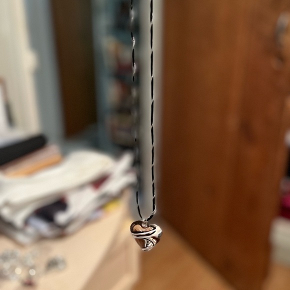 Never worn necklaces one has a glass heart the other is a gold chain - Picture 2 of 8